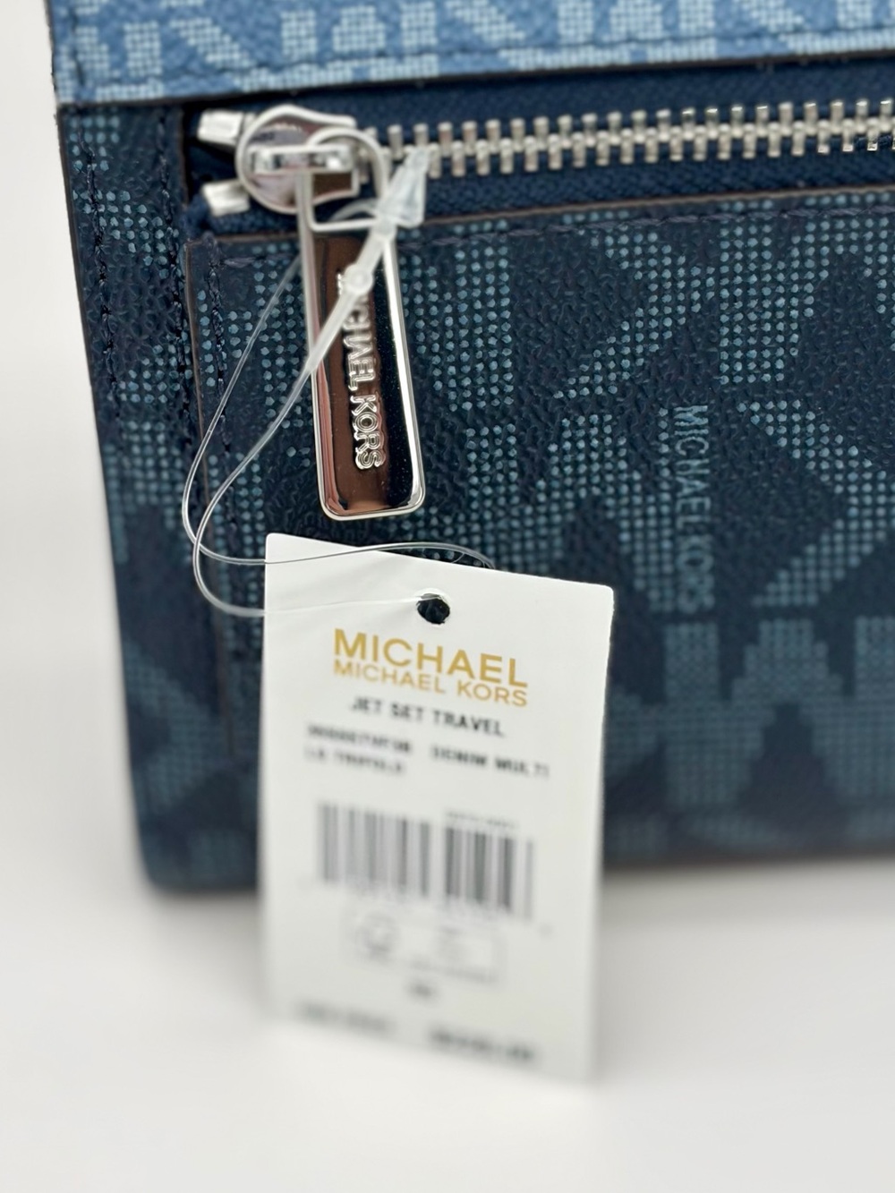 Michael Kors Voyager Color-Block Logo
Tote Shoulder Bag and Matching Wallet - Picture 16 of 16